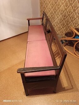 Stary nabytok na sedenie