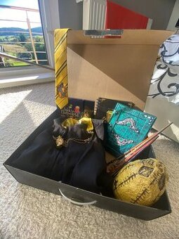 harry potter set (plášť,vajce,prutik,kravata,zlata strela...