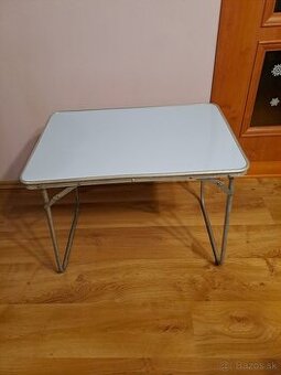 starý piknikový stolík