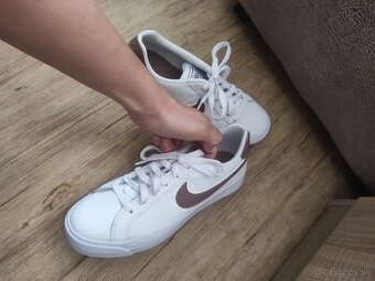 Nike kožené dámske tenisky veľ. 37.5 (stélka je 23.5 cm)