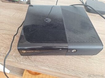 Xbox 360 E, 3 ovládače + veľa hier