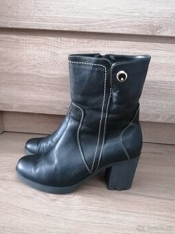 Dámske, členkové kožušinové čižmy.