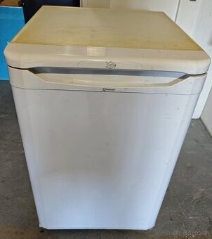 Malá chladnička s mriazacim priestorom