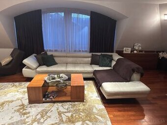 Moderný používaný gauč