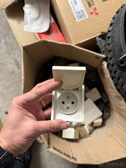 Predám zásuvky a svietidlá
