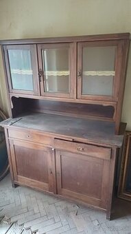 Predám starožitný kredenc.