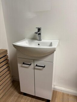 Predám umyvadlo ako nové s batériou