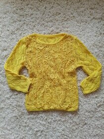 Žltý pletený sveter s čipkou