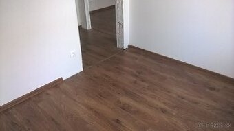 Kladenie podlahy a montáž dverí