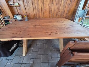 Dreveny masivny zahradny stôl