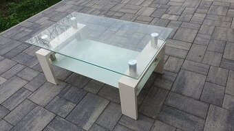 Sklenený konferenčný stolík s poličkou