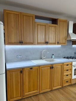 Kuchynská linka s hornými aj dolnými skrinkami