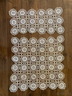 Set dvoch háčkovaných obrusov