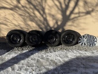 Predám plechové disky VW so zimnými pneu 205/60 R16