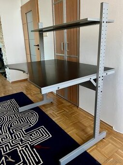 Kancelársky výškovo nadstaviteľný stôl