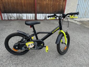 Detský bicykel BTWIN 4-7 rokov + pomocne kolieska + prilba