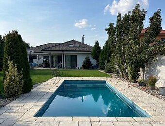 Exkluzivny 4i bungalow s garazou a bazenom na 10a pozemku