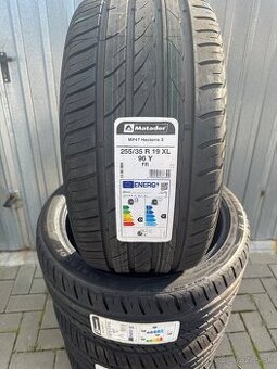 255/35R19 Matador