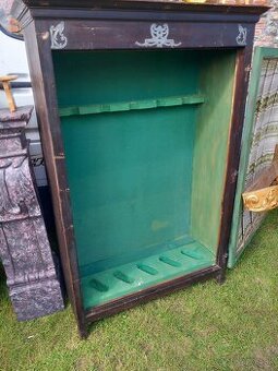 Starožitna skrina na zbrane