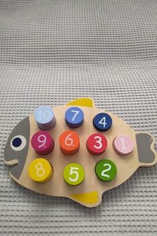 2x drevena vkladacka: rybka-cisla, farby + vkladacka hodiny