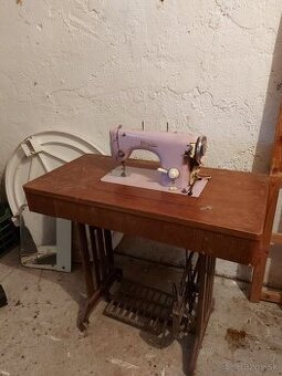 Starý šijací stroj + skriňa