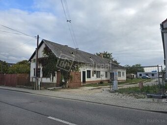 912 m2 v starej časti obce, s inžinierskymi sieťami