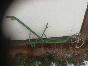 Konský ohrnovaci pluh plecka