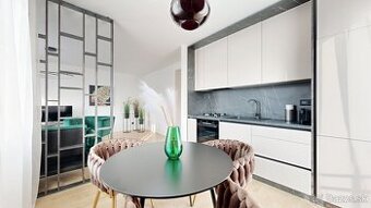 Štýlový 3-izbový byt so zariadením, loggiou a balkónom