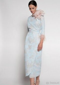 Svetlomodré šaty s ružovými doplnkami Matilde Cano