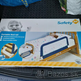 Detska hrazdicka Safety 1st funkčná zabalená na posteľ.