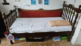drevenná posteľ