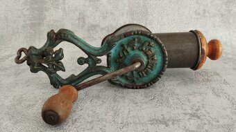 Velmi starý malý mlýnek na ořechy nebo čokoládu zn. CARMEN.