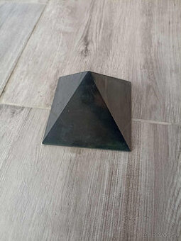 Šungitová pyramída