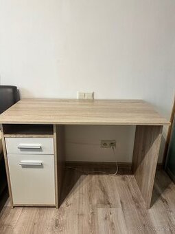 Hnedý písací stôl