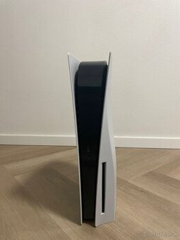 Predávam PS5 (FAT)700GB + 2 TB disk + 1 ovládač.