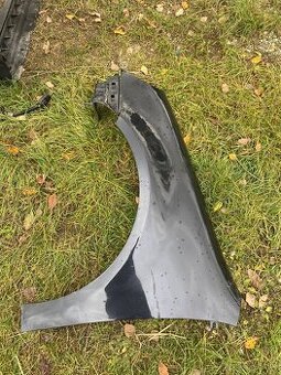 Volskwagen Golf 5 V ľavý blatník v čiernej metalíze LC9Z