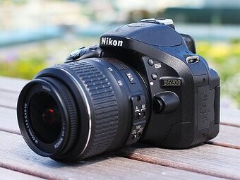 NIKON D5200 s objektivom Nikkor 18-105mm f/3.5-5.6 VR