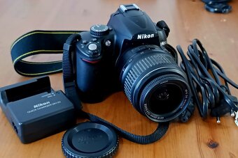 NIKON D5000 - baterie, nabíječka, popruh a objektiv