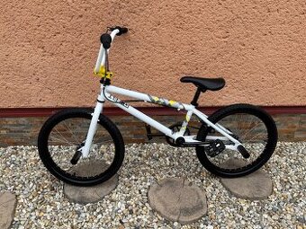 BMX FELD HERETIC ako nová