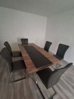 Stôl a stoličky