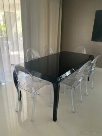 Jedálenský stol a stoličky