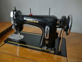 Starožitný ručne poháňaný šijací stroj Minerva - 1