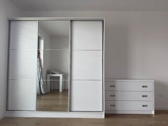 Stavana skrina a komoda