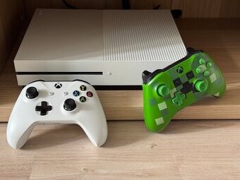 Xbox One S 1 TB + 2 gamepady a 5 hier