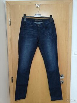 Tmavomodré Levi's rifle
