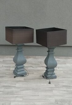 Lampa stojacia.