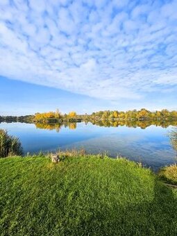 KH-1018, PREDAJ Pozemok pri jazere 887 m² s garážou a altánk