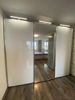 Šatníková skriňa - 1