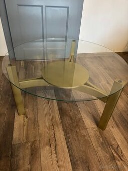 Zlatý konferenčný stolík