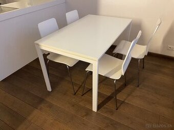 Biely jedálenský stôl